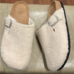 Time and Tru Cream Fuzzy Clogs